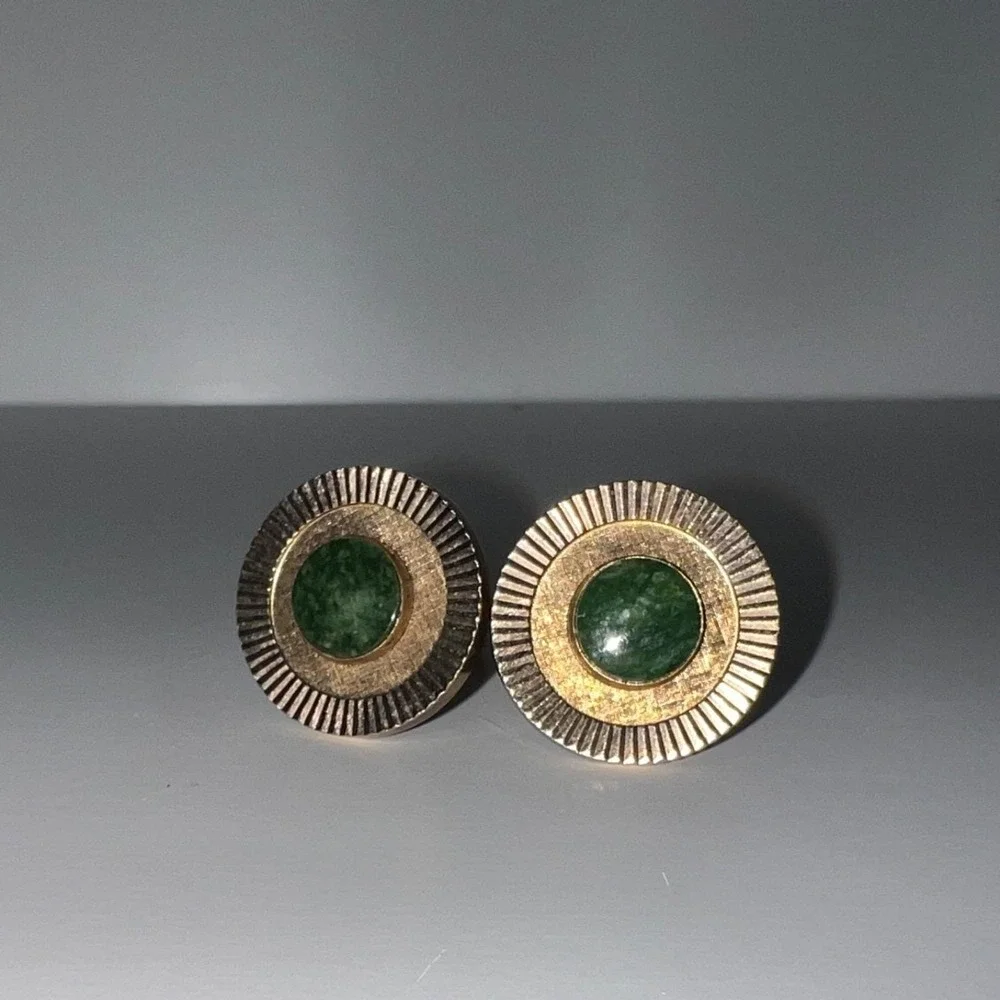 Vintage gold tone round cufflinks w‎ jade colored stone bullet back